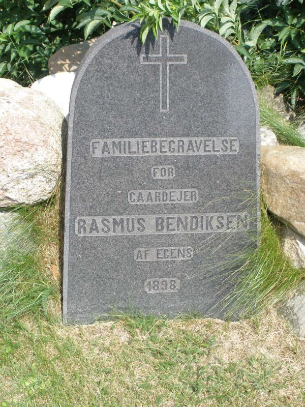 Rasmus Bendiksen's familiegravsted.JPG